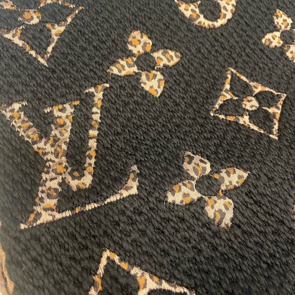 Louis Vuitton Logomania Jungle Scarf - Picture 4 of 6